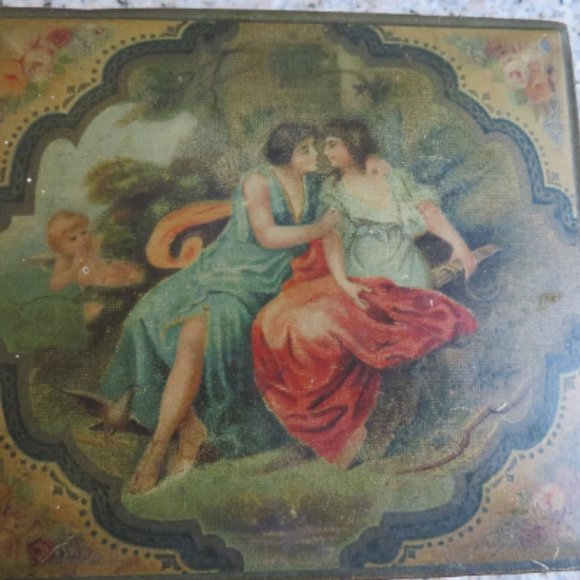 Vintage LOVERS & Roses Square Metal Hinged Tin (224V) - Picture 2 of 7